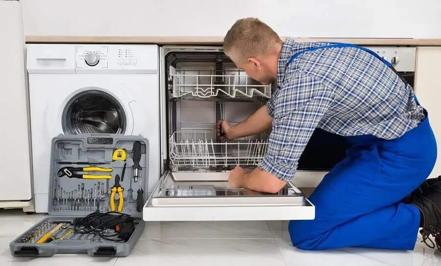 Söğütlü Bosch servisi teknisyen ekibi beyaz eşya tamiri yaparken